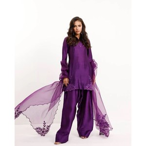 Ensemble de costume de soirée pour femmes de créateur avec perles et fil de travail - Product Image 2