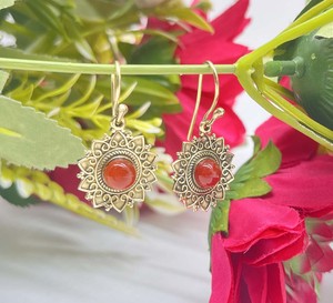 Pendientes de Cornalina al por Mayor, Estilo Vintage, Latón Chapado en Oro, Diseño Floral Colgante, Pendientes de Moda - Product Image 1