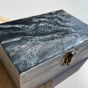 Caja de Almacenamiento de Resina Epoxi Negra y Plateada, Moderna Caja de Joyería de Arte en Resina - Product Image 2