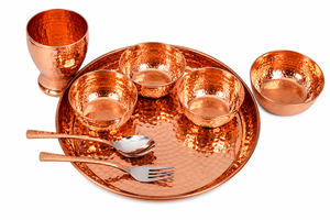 Juego de Thali de Cobre Puro Martillado, Plato Redondo Indio para Cena con 5 Tazones, Cuchara, Tenedor y Recipientes para Condimentos - Product Image 2