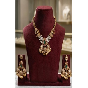 Ensemble collier et boucles d'oreilles en moissanite plaqué or de qualité supérieure, style Rajwadhi, pour collection de mariage. - Product Image 2