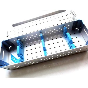 Bandeja de instrumentos de aleación de aluminio Ametrine Surgical AS-786 con clips azules para esterilización en cirugía general, diseño perforado - Product Image 1