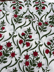 Tissu 100% Coton Écologique Léger Imprimé à la Main Motif Floral Rouge Sanganeri Blanc Indien pour Robes de Garçons et Filles - Product Image 4