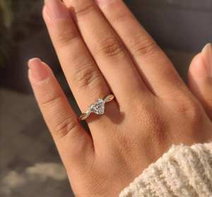 Bague de fiançailles solitaire de luxe en diamant de laboratoire taille cœur, en or 9 carats avec pavé, élégante pour mariages et anniversaires, bijoux raffinés - Product Image 3