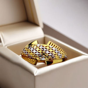 แหวนทองลายตารางแบบสองสี |   ลายรังผึ้งสำหรับผู้หญิง |   แหวนสเตทเมนท์สุดเก๋ น้ำหนัก 2.750 กรัม - Product Image 2