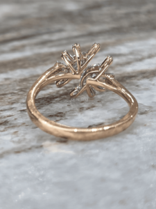 Anillo de Diamante Cultivado en Laboratorio Marquise de 0.70ct, Certificado IGI, Oro Rosa de 14K, Diseño Floral con Halo de Baguettes en el Centro - Product Image 4