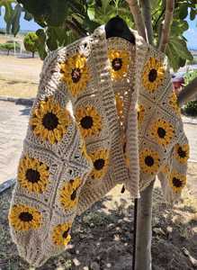 Cardigan en crochet fait main motif tournesol - Pull floral bohème, coton écologique, mode confortable pour le printemps - Product Image 5