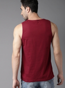 Camiseta sin mangas para hombre, roja, con estampado geométrico, cuello redondo, informal, transpirable, de poliéster tejido, ajustada - Product Image 2