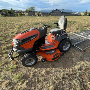 Cortadora de Césped Husqvarna TS 354XD de Alta Calidad, Tractor de Jardín con Motor Kawasaki de 24 HP, Plataforma de Corte de 54 Pulgadas, Hidrostática de Uso Pesado - Product Image 2