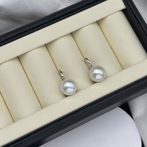 ต่างหูห้อยมุกแท้ทรงกลมสีขาวธรรมชาติ ขนาด 11-12 มม. แบบเกี่ยวหู สไตล์ Edison Pearl สีเงิน - Product Image 3