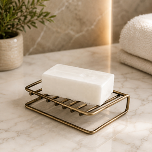Porte-savon en métal à grille linéaire avec finition laiton antique et design de drainage surélevé pour une organisation élégante du comptoir de salle de bain - Product Image 1