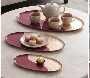 Plateau de service ovale élégant avec finition or et bordeaux, surface en métal poli pour présentations, fêtes, mariages, restaurants, maison - Product Image 4