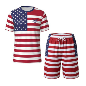 Camiseta de hombre con estampado de la bandera estadounidense, cuello redondo, informal, para verano, de punto, poliéster, manga corta, conjunto de dos piezas con pantalones cortos. - Product Image 1