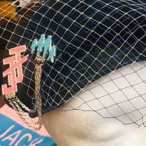 Ensemble Chapeau et Broche Jack and Jill pour Femme – Casquette Tendance avec Voile et Chaîne, Accessoire de Coiffure Déclaration - Product Image 5