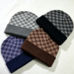 Bonnet d'hiver unisexe de luxe à motif damier en acrylique tricoté avec pompon en crochet pour le ski, modèle Bob de créateur - Product Image 6