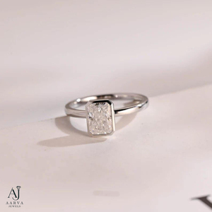 แหวนหมั้นมอยส์ซาไนต์ทรงเรเดียนท์คัทจาก AARVA JEWELS ดีไซน์เรียบหรู ตัวเรือนเงินชุบทอง ได้รับการรับรองจาก IGI เครื่องประดับสำหรับผู้หญิง - Product Image 1