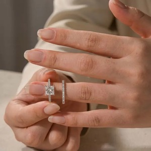Anillo de Compromiso de Diseño Moderno en Plata 925 con Baño de Oro Blanco de 18K y Diamante Moissanita de 2Ct, Corte Princesa, Halo Oculto, Solitario - Product Image 4