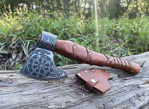 Hacha de Batalla Nórdica Forjada a Mano con Brújula Grabada, Tomahawk Medieval para Camping y Caza al Aire Libre con Funda de Cuero, Regalo - Product Image 2