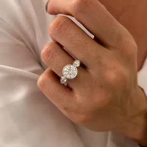 Bague de fiançailles en or blanc 18 carats avec diamant de laboratoire 2,5 carats E VVS2, trois pierres serties clos, design cathédrale, certifiée IGI - Product Image 2