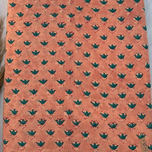 Tela 100% Algodón con Estampado Floral de Durazno, Impresa a Mano con Técnica Buta |   Tela para Confección de Calzado Pequeño de Jaipur al por Mayor - Product Image 1