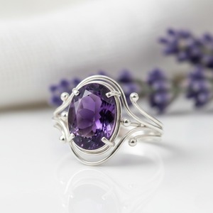 Anillo de Cóctel Infantil de Plata de Ley 925 con Amatista Natural, Diseño Minimalista de Alas Cristianas - Product Image 1