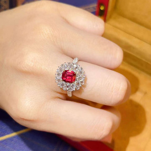 Anillo llamativo con rubí natural de sangre de paloma sin calentar de 1.5 quilates, corte cojín, anillo de oro de 18 quilates con 46 diamantes brillantes - Product Image 3