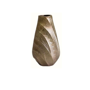 Vase en métal gaufré feuille d'or, vase de table décoratif moderne en métal, vase élégant pour la décoration de table de salon - Product Image 3