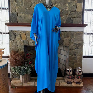 ชุดเดรสคาฟทันผ้าเรยอนย้อมสีฟ้าพาสเทล คอวี ทรงหลวม สวมใส่สบาย เหมาะสำหรับพักผ่อนและใส่ไปเที่ยวรีสอร์ท ไซส์พลัส - Product Image 1