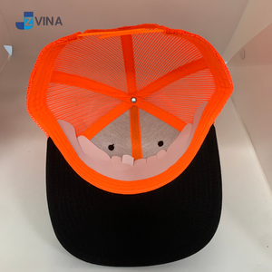 Gorra Trucker de Malla Negra y Naranja de Alta Calidad con Logotipo Personalizado, 6 Paneles, Ajustable, Unisex, Estilo Casual, Hecha en Vietnam - Product Image 4