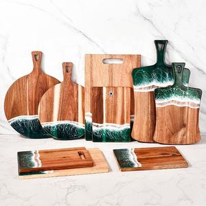 Planche à découper décorative en bois écologique Bold Blossom, infusée de résine, avec poignée pendentif, épaisseur 1,5 cm, pour service - Product Image 2
