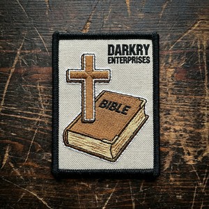 Écusson thermocollant personnalisé brodé à la machine, croix ornementée dorée, symbole religieux, fond en feutre blanc, badge rectangulaire pour vêtements - Product Image 3