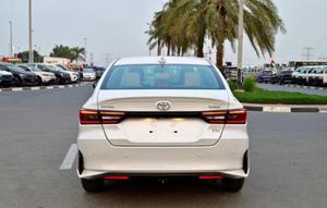 Toyota Yaris YX 2024 à faible consommation de carburant, boîte manuelle/automatique, intérieur cuir foncé, pneus R17, électrique/essence 4L - Product Image 4