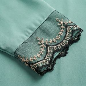 Abaya brodée haut de gamme, coupe élégante couvrante, conçue pour l'Aïd et le Ramadan, répondant aux besoins de la mode modeste, vente en gros de vêtements islamiques - Product Image 5