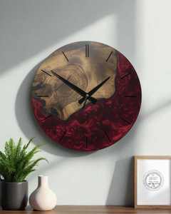 Horloge murale moderne de luxe en bois de burl époxy rouge profond avec aiguille à quartz, à face unique, bord brut, silencieuse, pour salon - Product Image 1