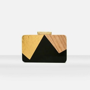 Bolso de mano geométrico de madera 100% con diseño único, rectangular, con herrajes dorados y correa de cadena, gran calidad - Product Image 3