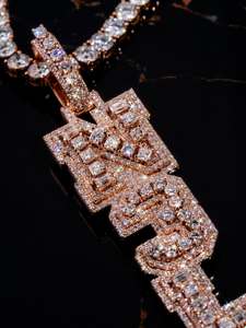 Colgante de Letra Personalizada de Plata de Ley Bañada en Rodio Oro Rosa con Moissanita y Circonitas Baguette - Product Image 4