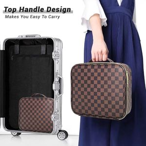 Spaziosa Borsa da Viaggio Impermeabile in Pelle PU per Cosmetici, Organizer con Scomparti Regolabili, Borsa per il Trucco a Quadretti W - Product Image 4