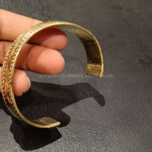 Bracelet en laiton de qualité supérieure doré, fait à la main, pour un look chic et minimaliste, réglable - Product Image 1