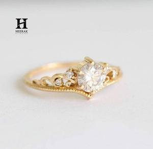 แหวนเพชรทรงกลมเพาะเลี้ยงแบบสั่งทำพิเศษ ทองคำขาว 18K ดีไซน์โบราณแบบฉลุลายโค้ง ประดับมิลเกรน สำหรับเจ้าสาว - Product Image 3
