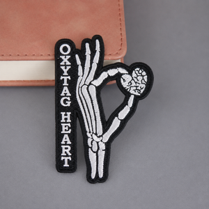 Patch brodé Oxytag Cœur, appliqué thermocollant, forme irrégulière, motif main squelette cœur noir et blanc, prix abordable, personnalisation OEM - Product Image 3