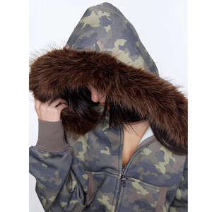 ชุดวอร์มแบบครอปพิมพ์ลายพรางสำหรับผู้หญิงแบบ OEM พร้อมฮู้ดขนสุนัขจิ้งจอกและกางเกงขายาว - Product Image 2