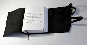 Journal en cuir de buffle véritable brun, souple et flexible, avec couverture rigide et poème imprimé à l'intérieur, idéal pour les voyages. - Product Image 4