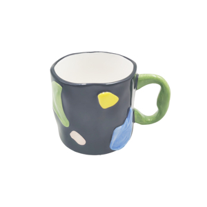 แก้วกาแฟเซรามิกสีดำด้านแบบรักษ์โลก พร้อมลวดลายหัวใจหลากสีวาดด้วยมือ และหูจับสีเขียว บรรจุในกล่องของขวัญ - Product Image 1