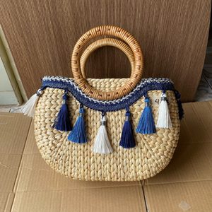 Sac fourre-tout de plage artisanal en jacinthe d'eau bleu marine avec pompons, fabriqué au Vietnam, vente en gros. - Product Image 1