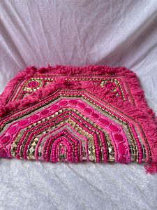 กระเป๋าคลัทช์ถือแบบทำมือจากอินเดีย ประดับลูกปัดสีชมพู แต่งพู่ห้อย ปักลายชนเผ่า กระเป๋าสะพายไหล่สไตล์ชาติพันธุ์ สำหรับงานเทศกาล เหมาะสำหรับผู้หญิง ขายในร้านบูติก - Product Image 2