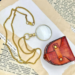 Loupe de poche avec longue chaîne dorée et étui en cuir, loupe en laiton disponible à prix de gros. - Product Image 1