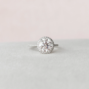 แหวนเพชรหรูหรา ทอง 14K แหวนหมั้นเพชรทรงกลม ประดับเพชรแบบ Pave Setting สไตล์คลาสสิกสำหรับผู้หญิง - Product Image 1