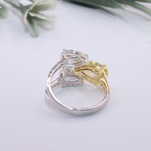 Anillo de Oro Bicolor con Diamante Amarillo de Laboratorio en Forma de Pera, Diseño Cruzado de Tres Piedras, Joyería Fina Personalizada para Aniversario o Boda - Product Image 2