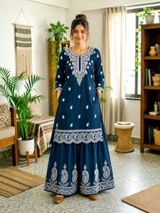 Kurti de seda crepé francés con bordado de hilo de diseño elaborado y conjunto de pantalón palazzo de seda crepé francés con bordado de hilo. - Product Image 3