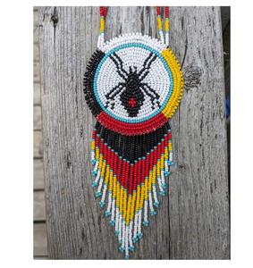 Ensemble élégant de collier et de boucles d'oreilles avec des détails faits à la main pour des tenues classiques, traditionnelles et modernes - Product Image 1